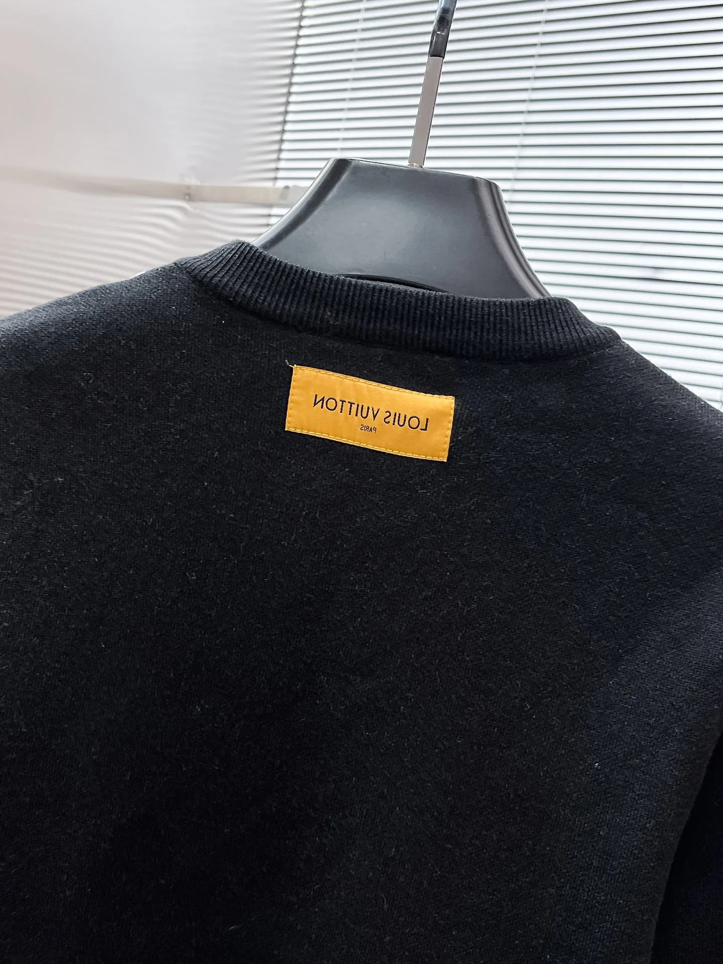 🅿️440 Louis Vuitton LV 2025ss new wool blended round neck long-sleeved sweater cardigan bottoming sweater, high-end version! The custom-made fabrics at the counter are highly breathable and comfortable, with impeccable details and brand element design concepts, reflecting high quality. It feels delicate and soft! It presents a casual cut and the upper body shape is great! 🐉Code size: M-3XL